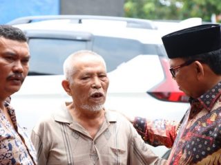 Ketua DPRD Sumatera Utara Baskami Ginting, mendengar keluhan para wanita lanjut usia (Lansia), terkait bantuan pemerintah untuk para warga lansia.