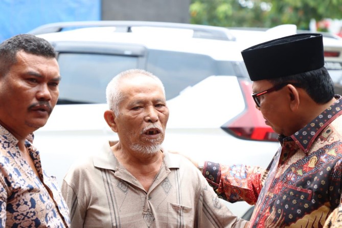 Ketua DPRD Sumatera Utara Baskami Ginting, mendengar keluhan para wanita lanjut usia (Lansia), terkait bantuan pemerintah untuk para warga lansia.