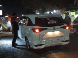 Personel Polda Sumut saat menggelar razia di perbatasan Sumut - Aceh
