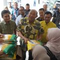 Plt Bupati Langkat, Syah Afandin saat melihat stad pangan murah di Lapangan Amir Hamzah, Langkat