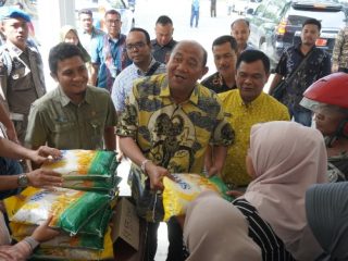 Plt Bupati Langkat, Syah Afandin saat melihat stad pangan murah di Lapangan Amir Hamzah, Langkat