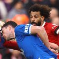 Penyerang Liverpool, M Salah berusaha dibayangi pemain Everton saat kedua tim bertemu di Stadion Anfield dalam lanjutan Liga Inggris, Sabtu (21/10/2023). Dalam laga itu Salah menciptakan dua gol kemenangan tuan rumah. Foto:Reuters