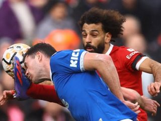 Penyerang Liverpool, M Salah berusaha dibayangi pemain Everton saat kedua tim bertemu di Stadion Anfield dalam lanjutan Liga Inggris, Sabtu (21/10/2023). Dalam laga itu Salah menciptakan dua gol kemenangan tuan rumah. Foto:Reuters