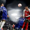 Pemain Arsenal saat menyundul bola ke arah gawang Chelsea saat kedua tim bertemu dj Stadion Stamford Bridge, Sabtu (21/10/2023). Kedua tim bermain imbang 2-2.foto:reuters