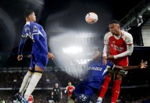 Pemain Arsenal saat menyundul bola ke arah gawang Chelsea saat kedua tim bertemu dj Stadion Stamford Bridge, Sabtu (21/10/2023). Kedua tim bermain imbang 2-2.foto:reuters