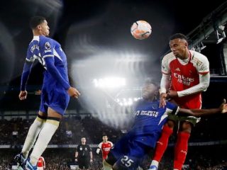 Pemain Arsenal saat menyundul bola ke arah gawang Chelsea saat kedua tim bertemu dj Stadion Stamford Bridge, Sabtu (21/10/2023). Kedua tim bermain imbang 2-2.foto:reuters