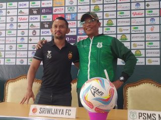 Pelatih Sriwijaya, Yusuf Prasetyo bersama Pelatih PSMS Medan, Miftahudin Mukson