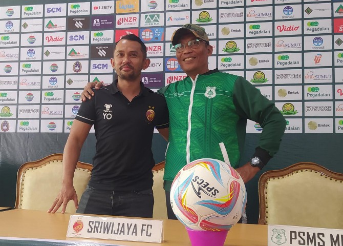 Pelatih Sriwijaya, Yusuf Prasetyo bersama Pelatih PSMS Medan, Miftahudin Mukson