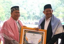 Plt Bupati Langkat, Syah Afandin saat menerima penghargaan kepala daerah peduli pondok pesantren dari Kepala Wilayah Kementrian Agama Sumut