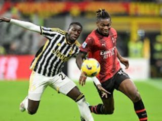 Pemain Milan dan Juventus saling berebut bola saat kedua tim bertemu di San Siro, Senin (23/10/2023). Dalam laga tersebut Juventus menang 1-0. Foto:Reuters