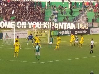 Laga PSMS Medan melawan Sriwijaya FC di Stadion Teladan. Kedua tim bermain imbang 2-2.foto:kaldera.id /reza