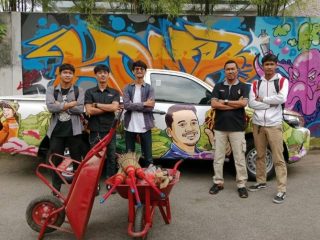Tokoh Muda Sumatera Utara Muhammad Bobby Afif Nasution melalui Ketua Rumah Kolaborasi Bobby Nasution, Muhammad Asril saat penyerahan 1 unit mobil bak terbuka dan peralatan kebersihan kepada Bumantara Team di Sekretariat RKBN, Jalan Cik Di Tiro Medan, Senin (23/10/2023)