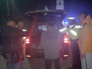 Personel Polda Sumut saat melakukan razia narkoba di kawasan perbatasan