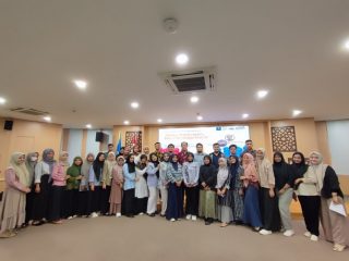 Muhammad Irfan, M.Hum dan Aulia Kamal, MA, dua mediator yang mengikuti “Fellowship Pelatihan Mediasi Bagi Aktor Lintas Agama dan Masyarakat Sipil Sumatera utara” yang diselenggarakan oleh Persekutuan Gereja-Gereja di Indonesia (PGI) dan Pusat Studi Agama & Demokrasi (PUSAD) Universitas Paramadina pada 18-22 September 2023 melalukan sosialisasi media konflik pada mahasiswa Program Studi (Prodi) Sosiologi Agama Fakultas Ilmu Sosial, UIN Sumatera Utara.