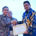 Walikota Medan, Bobby Nasution saat menerima penghargaan dari KPK