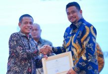 Walikota Medan, Bobby Nasution saat menerima penghargaan dari KPK
