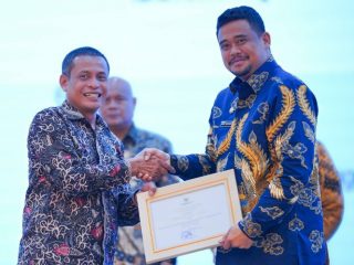 Walikota Medan, Bobby Nasution saat menerima penghargaan dari KPK
