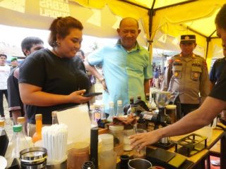 Plt Bupati Langkat , Syah Afandin saat melihat proses pembuatan kopi dilakukan pelaku UMKM Langkat