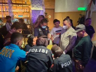 Personel Polda Sumut saat melakukan razia di salah satu lokasi hiburan malam
