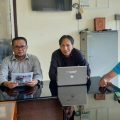ORIENTASI - Ketua Panpel Sugiatmo (dua dari kiri) didampingi Sekretaris Austin Tumengkol, Bendahara Marini Rizka Handayani, dan Sie Acara David Swayana usai rapat panitia di kantor PWI Sumut, Selasa (31/10).