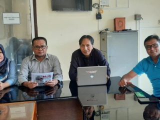 ORIENTASI - Ketua Panpel Sugiatmo (dua dari kiri) didampingi Sekretaris Austin Tumengkol, Bendahara Marini Rizka Handayani, dan Sie Acara David Swayana usai rapat panitia di kantor PWI Sumut, Selasa (31/10).