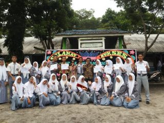 Pengurus OSIS SMAN 1 Tanjung Tiram berfoto bersama dengan Kepsek dan Guru usai pelantikan.(kaldera/HO)