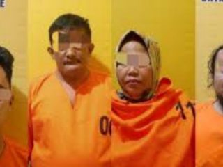 Empat debt collector di Rokan Hilir, Riau ditangkap karena nekat menculik dan menyekap ibu rumah tangga bernama Maya (35) gegara utang suaminya. Berikut tampang empat pelaku.