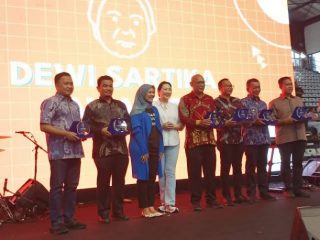 Kadis Pendidikan Langkat Saiful Abdi, mewakili Pelaksana Tugas Bupati Langkat Syah Afandin menerima penghargaan di Bidang Pendidikan yaitu Anugrah Dewi Sartika Award bertempat di Gelora Bung Karno Jakarta.