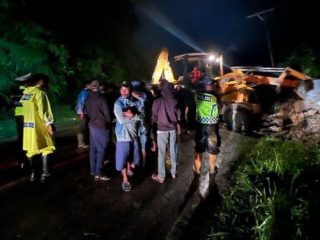 Tiga korban yang hilang saat longsor menerjang jalan lintas Subulussalam, Aceh dengan Pakpak Bharat, Sumatera Utara hingga kini belum ditemukan. Pencarian hari ketiga diperluas dengan menyisir sungai dari lokasi kejadian.