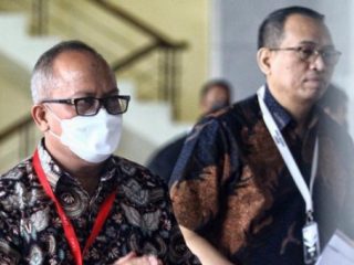 Komisi Pemberantasan Korupsi atau KPK menahan Sekretaris Jenderal Kementerian Pertanian Kasdi Subagyono sebagai tersangka dugaan korupsi di lingkungan Kementerian Pertanian.