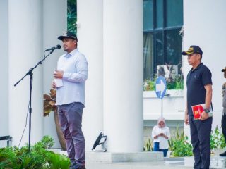 Walikota Medan, Bobby Nasution saat memimpin apel penertiban alat peraga sosialisasi di Halaman Kantor Walikota Medan, Minggu (5/11/2023)