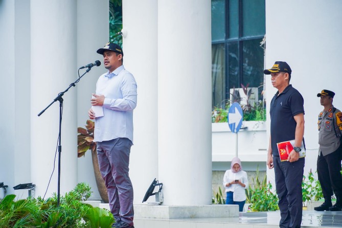 Walikota Medan, Bobby Nasution saat memimpin apel penertiban alat peraga sosialisasi di Halaman Kantor Walikota Medan, Minggu (5/11/2023)