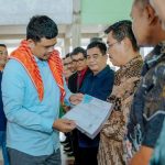 Walikota Medan, Bobby Nasution saat memberikan bantuan kepada pengurus gereja