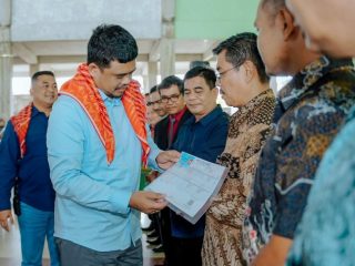 Walikota Medan, Bobby Nasution saat memberikan bantuan kepada pengurus gereja