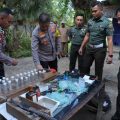 Kapoldasu, Irjen Pol Agung Setya Imam Effendi dan Pangdam I/BB, Mayjend TNI Mochamad Hasan melihat barang yang diamankan saat penggrebekan lapak judi dan narkoba di Kutalimbaru, Selasa (7/11/2023)