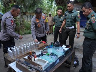 Kapoldasu, Irjen Pol Agung Setya Imam Effendi dan Pangdam I/BB, Mayjend TNI Mochamad Hasan melihat barang yang diamankan saat penggrebekan lapak judi dan narkoba di Kutalimbaru, Selasa (7/11/2023)