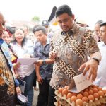 Walikota Medan, Bobby Nasution saat mengecek sembako yang dijual di pasar murah Pemko Medan