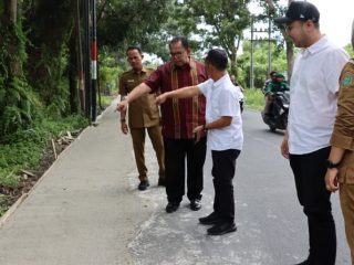Ketua DPRD Sumatera Utara Baskami Ginting meminta pelaksana proyek peningkatan infrastruktur, di Kabupaten Asahan, Sumatera Utara.