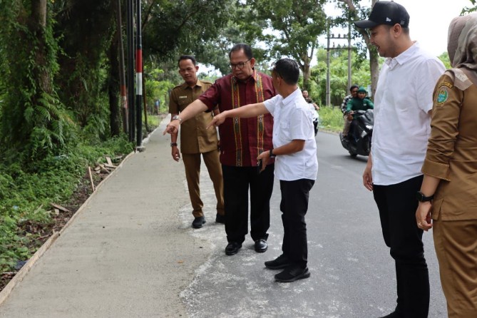 Ketua DPRD Sumatera Utara Baskami Ginting meminta pelaksana proyek peningkatan infrastruktur, di Kabupaten Asahan, Sumatera Utara.