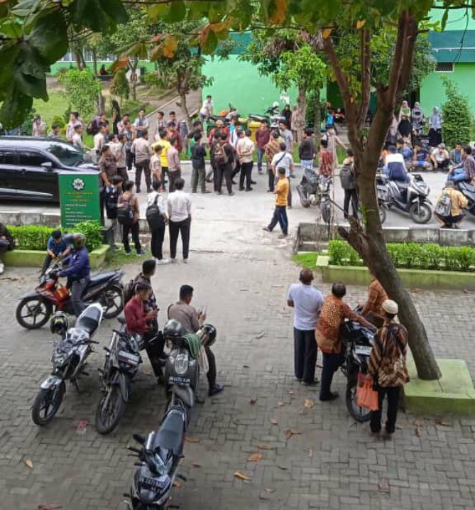 Kampus Universitas Islam Sumatera Utara (UINSU) yang berada di Jalan Pancing Kota Medan diserang oleh sekelompok orang menggunakan sepeda motor, Jumat sore (10/11/2023).