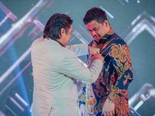 Sekjend PAPPRI, Dwiki Dharmawan saat menyematkan pin tanda anggota kehormatan PAPPRI kepada Walikota Medan, Bobby Afif Nasution