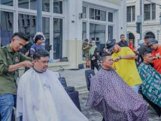 Walikota Medan bersama Dadim saat dipangkas dalam acara amal untuk misi kemanusiaan Palestina