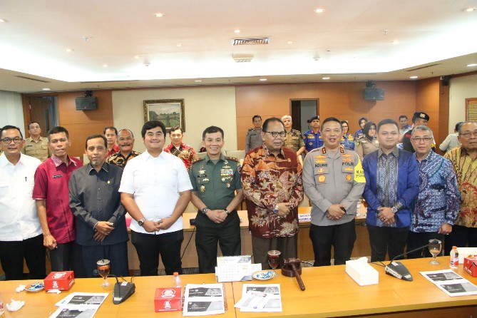Ketua DPRD Sumatera Utara, mengatakan, pihaknya sampai saat ini, terus menanti tindakan aparat, melalui Kepolisian dan BNN untuk memutus mata rantai penyebaran narkoba di Sumatera Utara.