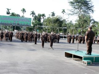 Asisten Bidang Tindak Pidana Khusus (Aspidsus) Dr. Iwan Ginting pimpin apel pagi seluruh jajaran Kejaksaan Tinggi Sumatera Utara di halaman kantor Kejati Sumut, Jalan AH Nasution Medan, Senin (13/11/2023).