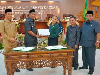 Plt Bupati Langkat, Syah Afandin menyampaikan Ranperda APBD Langkat TA 2024 kepada Anggota DPRD Langkat melalui sidang paripurna di Gedung DPRD Langkat, kemarin.