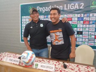 Pelatih PSMS Medan, Miftahuddin Mukson bersama Pelatih Persiraja