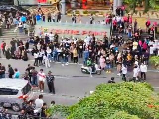 Belasan ribu masyarakat dari berbagai elemen menyambut kedatangan Calon Wakil Presiden, Gibran Rakabuming Raka di Kota Medan, Sabtu (18/11/2023).