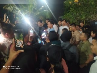 Calon Wakil Presiden Gibran Rakabuming Raka saat nongkrong bareng dengan kaum millenial Kota Medan di Seis Cafe, Sabtu malam (18/11/2023)