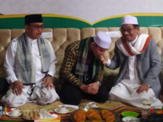 Calon Wakil Presiden nomor urut 2, Gibran Rakabuming Raka diupah upah adat batak saat hadir di Pesantren Al Kautsar, Jalan Pelajar Ujung, Medan, Minggu (19/11/2023).