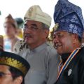 Plt Bupati Langkat, Syah Afandin menerima Anugerah Temenggong Tun Hassan dari Presiden DMDI Tuan Yang Terutama Tun Seri Setia, Mohd Ali Rustam Yang di Pertua Negeri Malaka di Jentera Malay Rumah Dinas Bupati Langkat, Senin (20 /11/2023).
